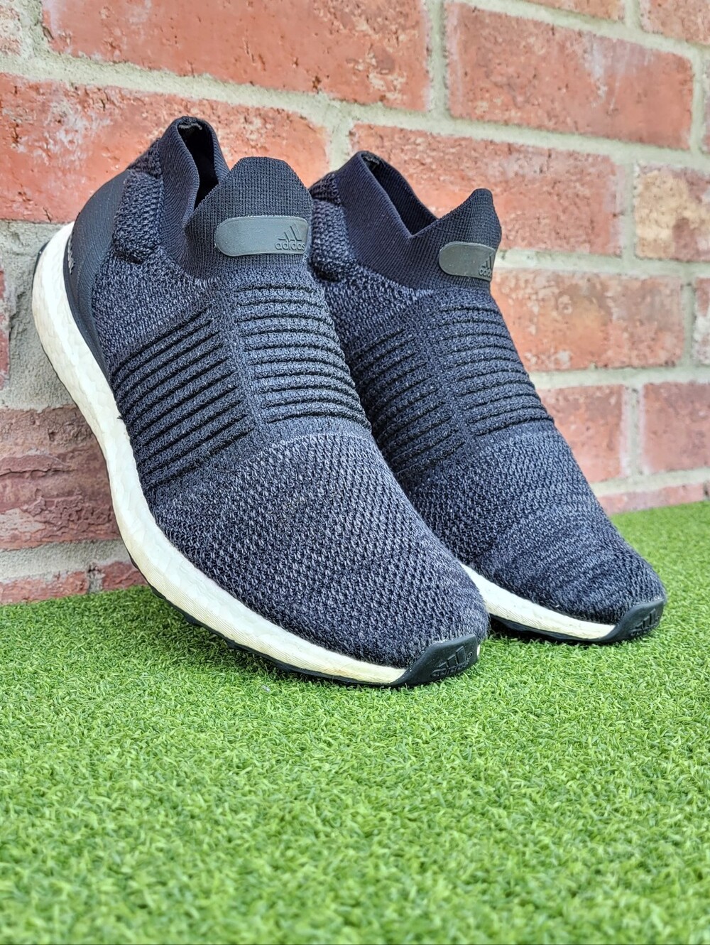 Womens ADIDAS Ultraboost Laceless Athletic Running Shoes - US Size 9